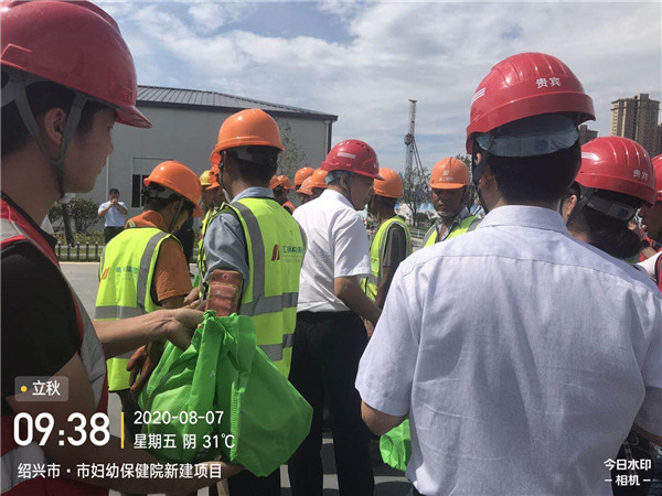高温慰问|致敬坚守在一线的博盈国际人